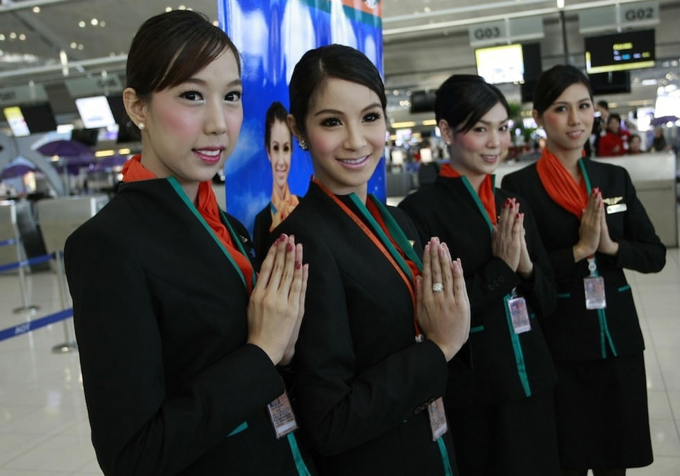El primer vuelo con azafatas del tercer sexo