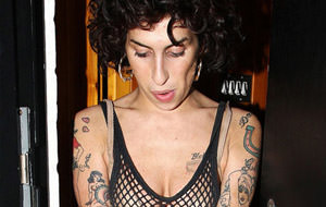 Más fotos de la escultural Amy Winehouse