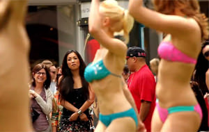 Sí y siempre sí al flashmob en bikini