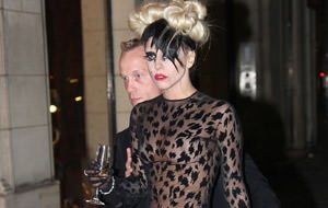 Lady Gaga luciendo un espectacular modelito