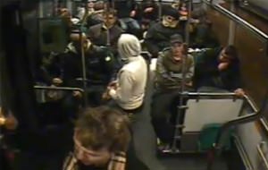 La violencia gratuita de unos carteristas en un bus nocturno de Saint-Lazare, Paris