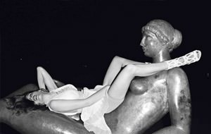 Laetitia Casta frota su sexo contra estatuas