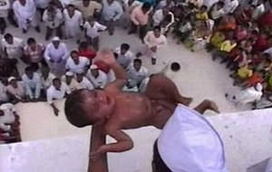 Lanzamiento de bebés en India