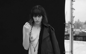 Lou Doillon se desnuda para Givenchy