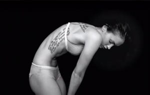 Lo nuevo de Armani (con una sensual Megan Fox)
