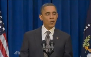 Obama abriendo una puerta a patadas