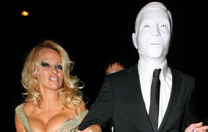 Pamela Anderson y el hombre enmascarado