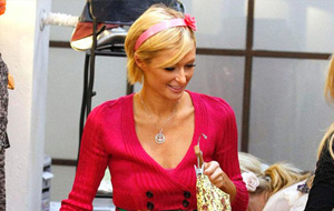 Vuelve la generosa entrepierna de Paris Hilton