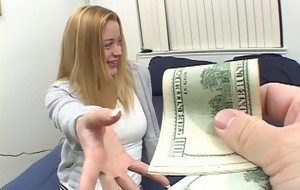 Se folla por dinero