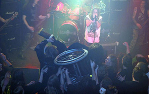 Stage diving y sexo en directo
