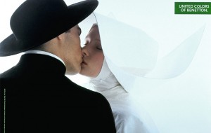 Monja besando en los labios a un sacerdote