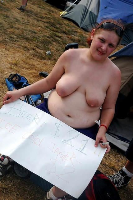 Jugalettes enseñando las tetas