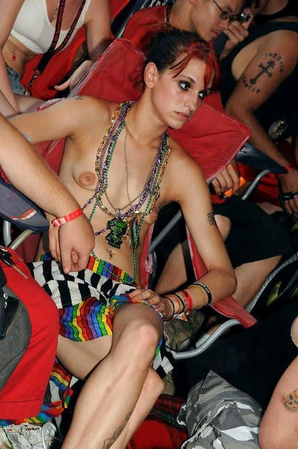 Jugalettes enseñando las tetas
