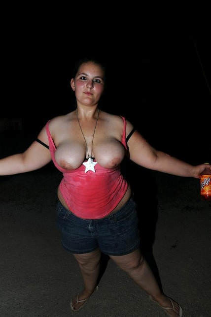 Jugalettes enseñando las tetas