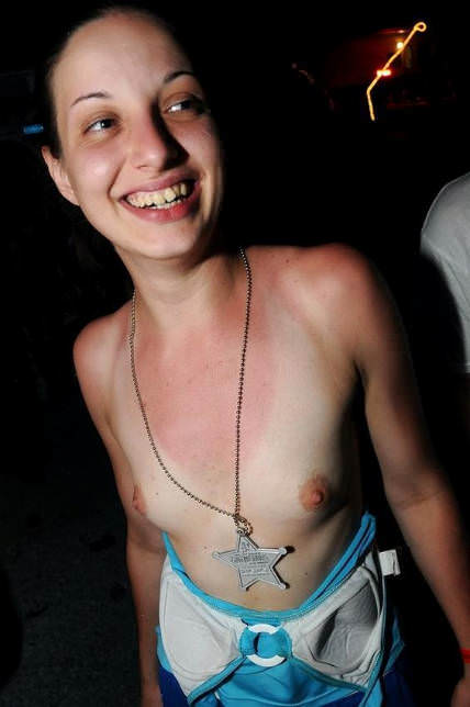 Jugalettes enseñando las tetas