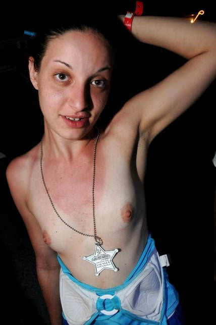 Jugalettes enseñando las tetas