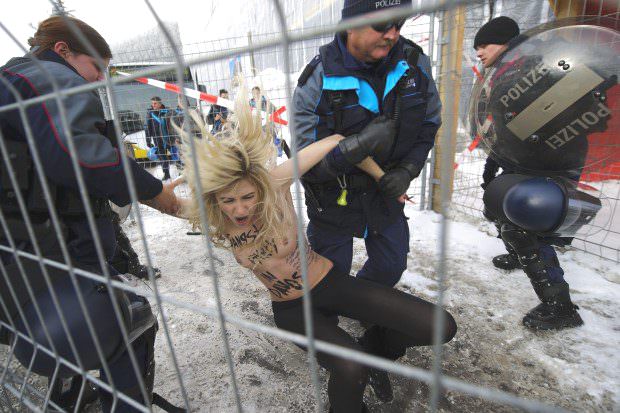 femen-davos06