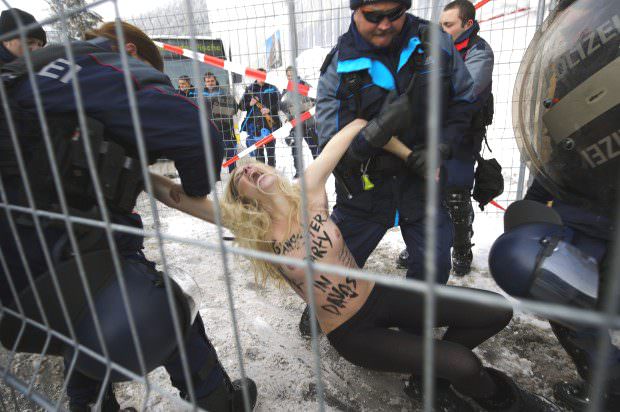 femen-davos07