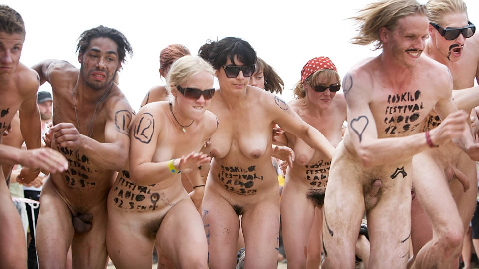 Эротический фестиваль нудистов с красивыми голыми телками на пляже 