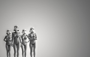 Mujeres desnudas con casco «stormtrooper»