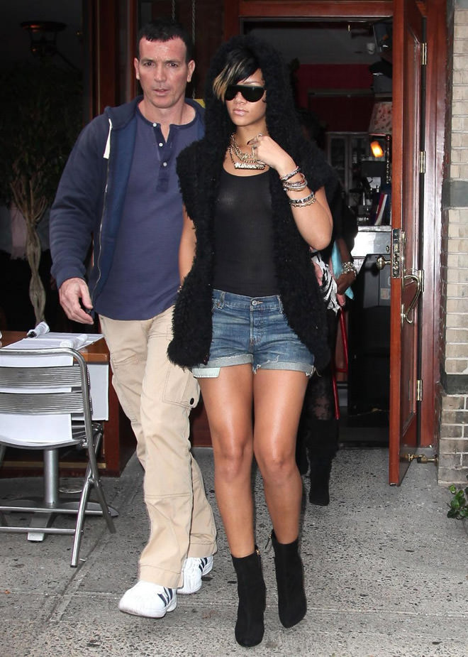 rihanna-piercing-pezon-09